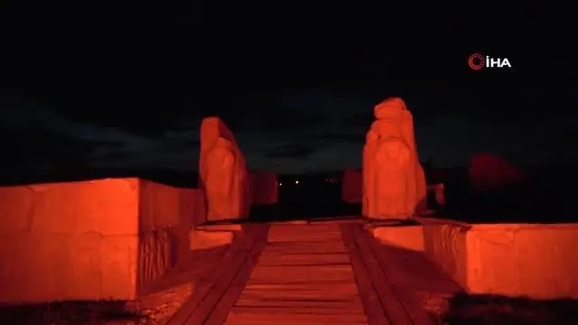 Türkiye'nin ilk milli kazı alanı Alacahöyük kırmızıya büründü Türkiye'nin ilk milli kazı alanı Alacahöyük kırmızıya büründü