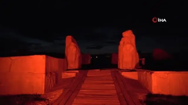 Türkiye'nin ilk milli kazı alanı Alacahöyük kırmızıya büründü Türkiye'nin ilk milli kazı alanı Alacahöyük kırmızıya büründü