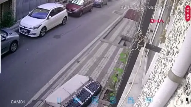 ÜÇÜNCÜ KATTAN ÜSTÜNE KANEPE DÜŞÜYORDU... KADININ ÖLÜMDEN DÖNDÜĞÜ ANLAR KAMERADA ÜÇÜNCÜ KATTAN ÜSTÜNE KANEPE DÜŞÜYORDU... KADININ ÖLÜMDEN DÖNDÜĞÜ ANLAR KAMERADA