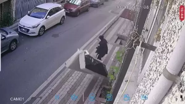 Üçüncü kattan üstüne kanepe düşüyordu! Kadının ölümden döndüğü anlar kamerada Üçüncü kattan üstüne kanepe düşüyordu! Kadının ölümden döndüğü anlar kamerada