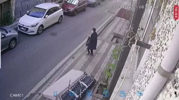Üçüncü kattan üstüne kanepe düşüyordu! Kadının ölümden döndüğü anlar kamerada Üçüncü kattan üstüne kanepe düşüyordu! Kadının ölümden döndüğü anlar kamerada