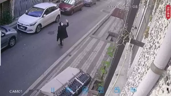Üçüncü kattan üstüne kanepe düşüyordu! Kadının ölümden döndüğü anlar kamerada Üçüncü kattan üstüne kanepe düşüyordu! Kadının ölümden döndüğü anlar kamerada