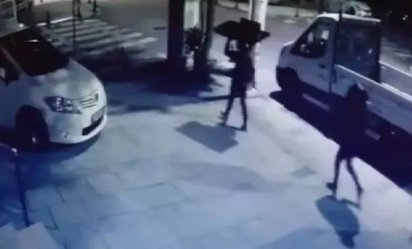 ÜMRANİYE'DE TELEVİZYON ÇALAN HIRSIZ KAMERADA ÜMRANİYE'DE TELEVİZYON ÇALAN HIRSIZ KAMERADA