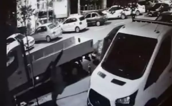 ÜMRANİYE'DE TELEVİZYON ÇALAN HIRSIZ KAMERADA ÜMRANİYE'DE TELEVİZYON ÇALAN HIRSIZ KAMERADA