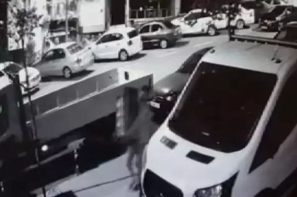 ÜMRANİYE'DE TELEVİZYON ÇALAN HIRSIZ KAMERADA ÜMRANİYE'DE TELEVİZYON ÇALAN HIRSIZ KAMERADA