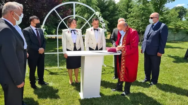 Üniformalarıyla dünya evine girdiler Üniformalarıyla dünya evine girdiler