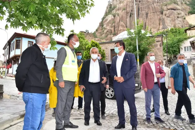 AFYONKARAHİSAR - Uşak Belediye Başkanı Çakın, Sokak Sağlıklaştırma Projesini inceledi AFYONKARAHİSAR - Uşak Belediye Başkanı Çakın, Sokak Sağlıklaştırma Projesini inceledi