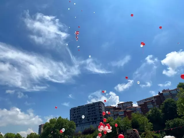 Uzunmehmet camisi önünde Kızılayın yıl dönümü katlandı Uzunmehmet camisi önünde Kızılayın yıl dönümü katlandı