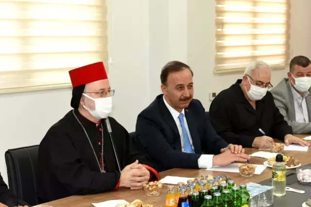 Vali Erin Resulayn'daki Süryani cemaatiyle buluştu Vali Erin Resulayn'daki Süryani cemaatiyle buluştu