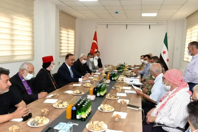 Vali Erin Resulayn'daki Süryani cemaatiyle buluştu Vali Erin Resulayn'daki Süryani cemaatiyle buluştu