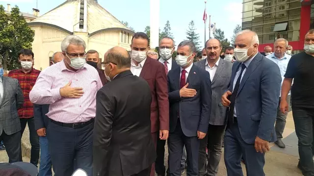 Vali Ustaoğlu, Yomra Belediye Başkanı Bıyık'a düzenlenen silahlı saldırı sonrası olay yerine geldi Vali Ustaoğlu, Yomra Belediye Başkanı Bıyık'a düzenlenen silahlı saldırı sonrası olay yerine geldi