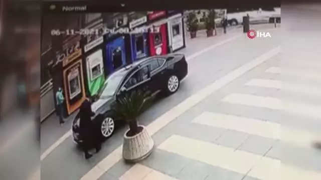 Vali Ustaoğlu, Yomra Belediye Başkanı Bıyık'a düzenlenen silahlı saldırı sonrası olay yerine geldi Vali Ustaoğlu, Yomra Belediye Başkanı Bıyık'a düzenlenen silahlı saldırı sonrası olay yerine geldi