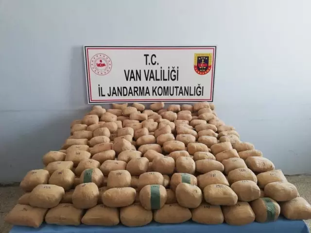 Van'da çuvallar içerisinde araziye gizlenmiş 233 kilo 506 gram eroin bulundu Van'da çuvallar içerisinde araziye gizlenmiş 233 kilo 506 gram eroin bulundu