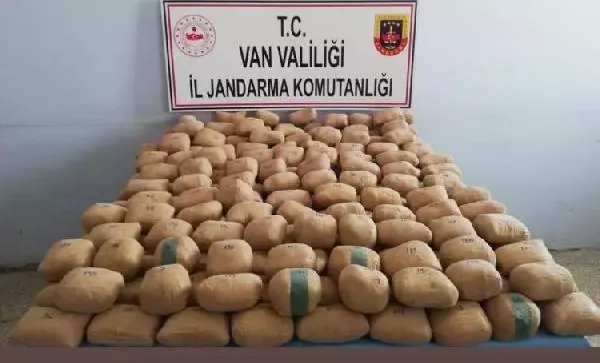 Van'da çuvallarla toprağa gömülü 233 kilo eroini 'Barut' buldu (2) - Yeniden Van'da çuvallarla toprağa gömülü 233 kilo eroini 'Barut' buldu (2) - Yeniden
