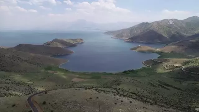 Van Gölü'nde su çekilince binlerce yıllık mikrobiyalitler ortaya çıktı Van Gölü'nde su çekilince binlerce yıllık mikrobiyalitler ortaya çıktı