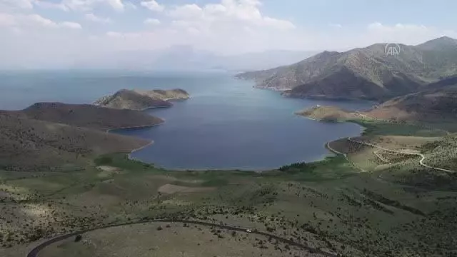 Van Gölü'nde su çekilince binlerce yıllık mikrobiyalitler ortaya çıktı Van Gölü'nde su çekilince binlerce yıllık mikrobiyalitler ortaya çıktı
