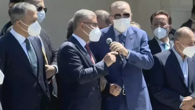 Vatandaş şikayet etti, Cumhurbaşkanı Erdoğan belediye başkanını kolundan tutup yanına çıkararak söz aldı Vatandaş şikayet etti, Cumhurbaşkanı Erdoğan belediye başkanını kolundan tutup yanına çıkararak söz aldı