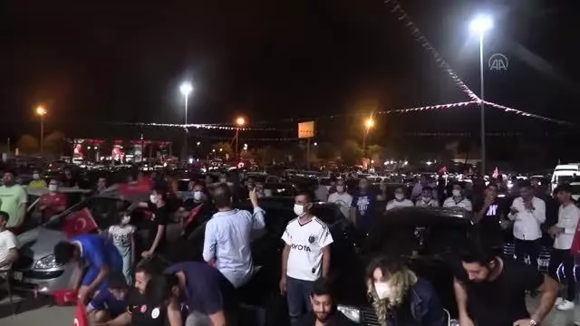 Vatandaşlar Türkiye-İtalya maçını kurulan dev ekranda araçlarından izledi Vatandaşlar Türkiye-İtalya maçını kurulan dev ekranda araçlarından izledi