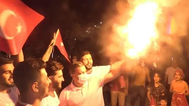 Vatandaşlar Türkiye-İtalya maçını kurulan dev ekranda araçlarından izledi Vatandaşlar Türkiye-İtalya maçını kurulan dev ekranda araçlarından izledi