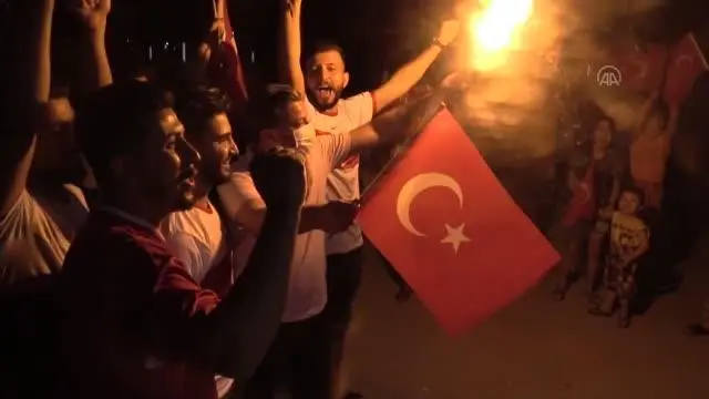 Vatandaşlar Türkiye-İtalya maçını kurulan dev ekranda araçlarından izledi Vatandaşlar Türkiye-İtalya maçını kurulan dev ekranda araçlarından izledi