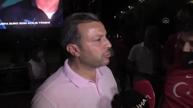 Vatandaşlar Türkiye-İtalya maçını kurulan dev ekranda araçlarından izledi Vatandaşlar Türkiye-İtalya maçını kurulan dev ekranda araçlarından izledi