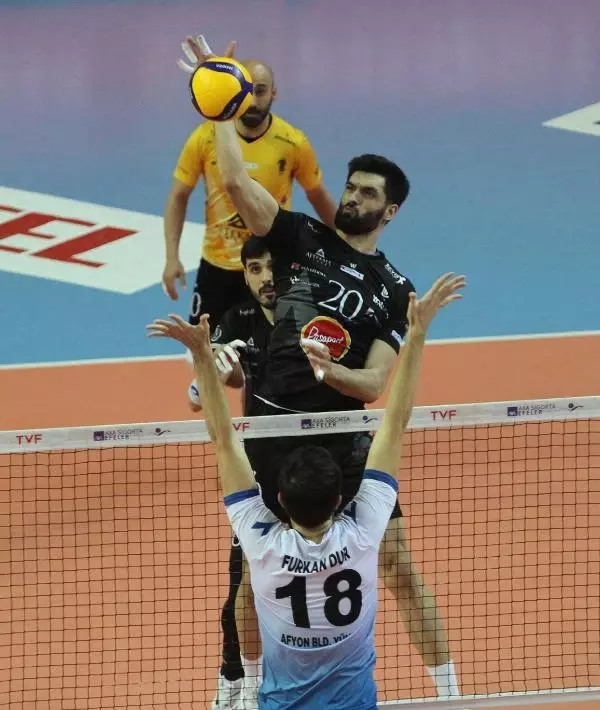 Voleybolda Altekma Emre'yi bırakmadı