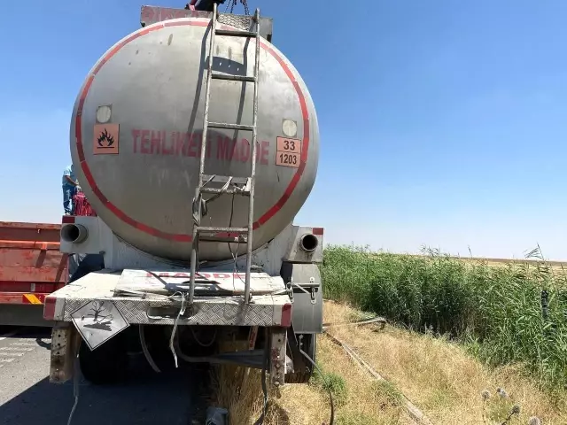 Yakıt tankeri şarampole devrildi Yakıt tankeri şarampole devrildi