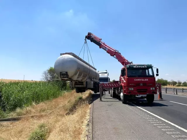 Yakıt tankeri şarampole devrildi Yakıt tankeri şarampole devrildi
