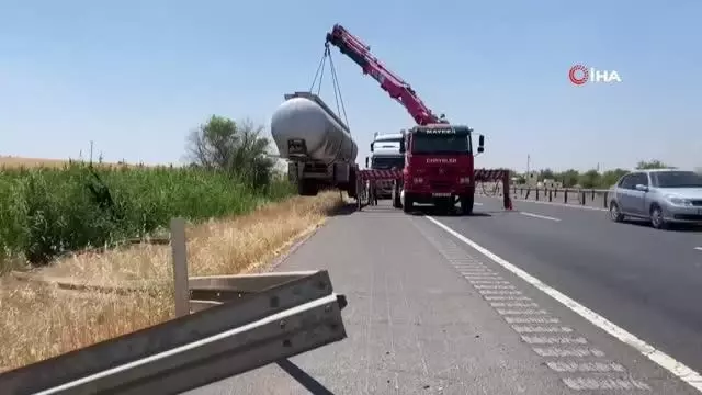 Yakıt tankeri şarampole devrildi Yakıt tankeri şarampole devrildi