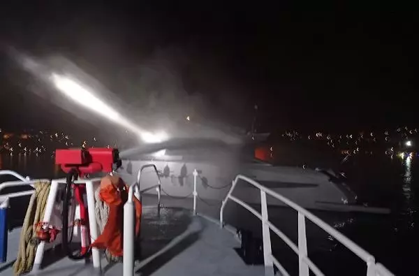 Son dakika haberleri! Yangın çıkan teknedeki 3 kişi kurtarıldı Son dakika haberleri! Yangın çıkan teknedeki 3 kişi kurtarıldı