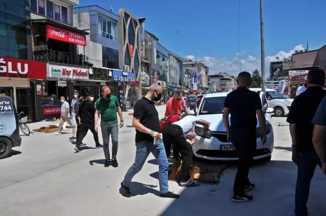 Yasak caddeye giren otomobil çukura düştü Yasak caddeye giren otomobil çukura düştü