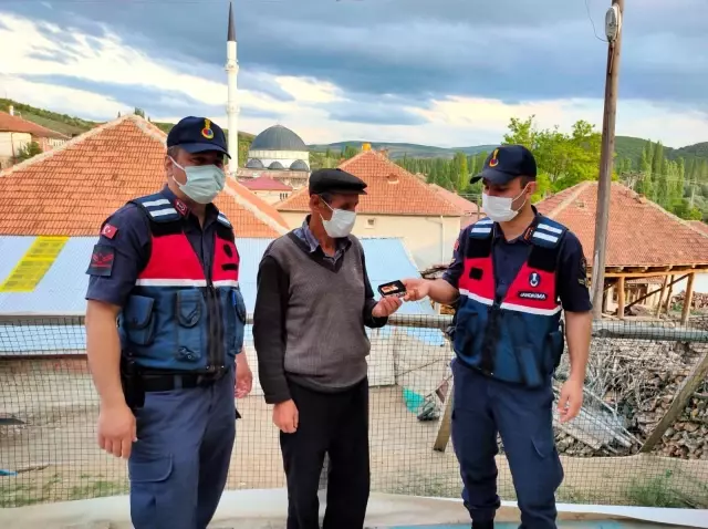 Yaşlı adamı dolandıran sahte savcı jandarma tarafından yakalandı Yaşlı adamı dolandıran sahte savcı jandarma tarafından yakalandı