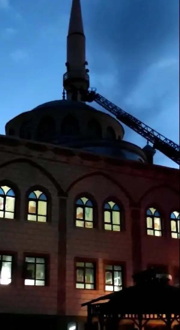 YAVRU LEYLEK, DÜŞTÜĞÜ CAMİ KUBBESİNDEKİ YUVASINA BIRAKILDI YAVRU LEYLEK, DÜŞTÜĞÜ CAMİ KUBBESİNDEKİ YUVASINA BIRAKILDI