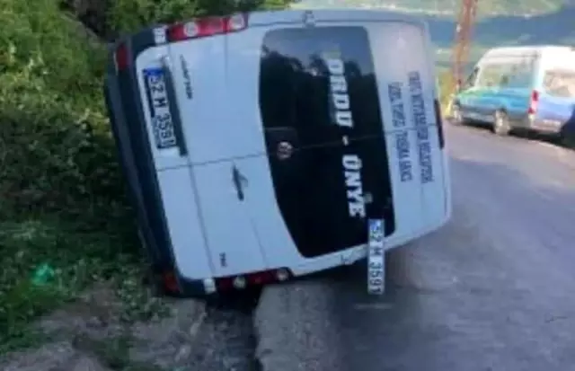 Yaylaya çıkan tur minibüsü devrildi: 15 yaralı Yaylaya çıkan tur minibüsü devrildi: 15 yaralı