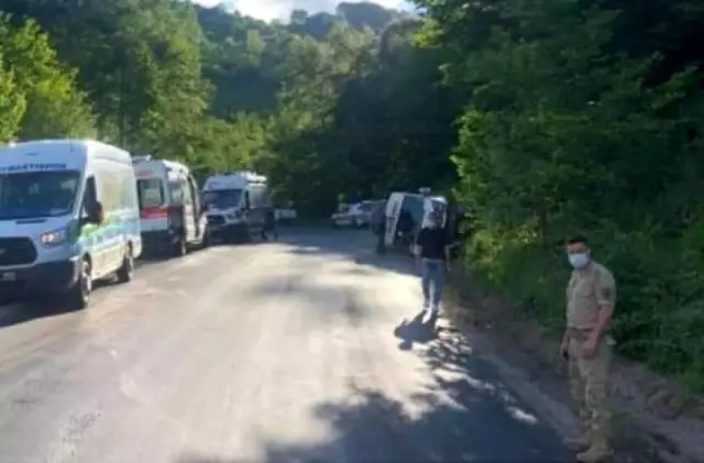 Yaylaya çıkan tur minibüsü devrildi: 15 yaralı Yaylaya çıkan tur minibüsü devrildi: 15 yaralı
