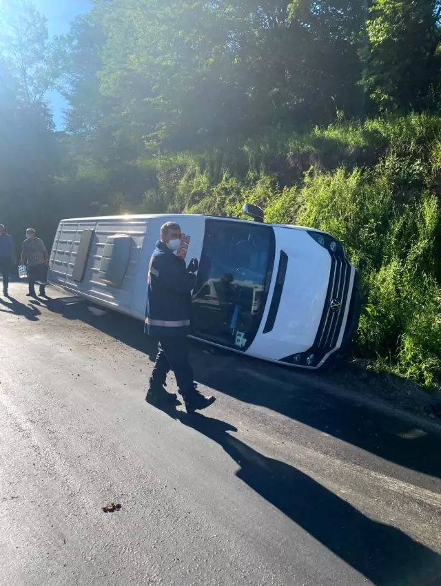 Yaylaya çıkan tur minibüsü devrildi: 15 yaralı Yaylaya çıkan tur minibüsü devrildi: 15 yaralı