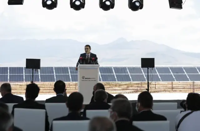 Kurum: 'Hedefimiz bütün binalarımızın enerji kimlik belgesi alabilecek standartlara kavuşturulmasıdır' Kurum: 'Hedefimiz bütün binalarımızın enerji kimlik belgesi alabilecek standartlara kavuşturulmasıdır'