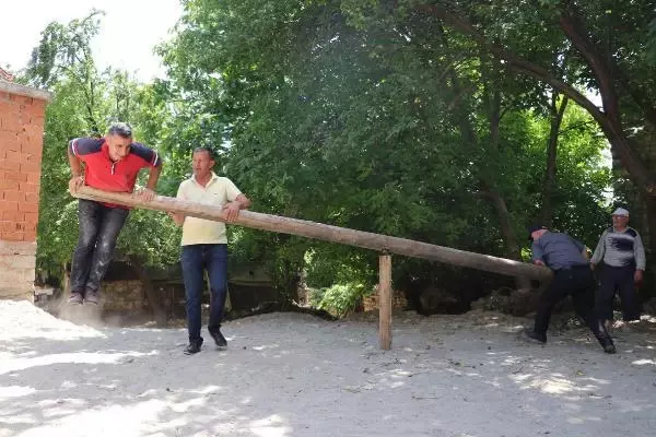YOK OLMAYA YÜZ TUTAN 'CINGIRDAK' GELENEĞİNİ CANLANDIRDILAR YOK OLMAYA YÜZ TUTAN 'CINGIRDAK' GELENEĞİNİ CANLANDIRDILAR