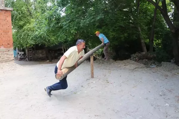 YOK OLMAYA YÜZ TUTAN 'CINGIRDAK' GELENEĞİNİ CANLANDIRDILAR YOK OLMAYA YÜZ TUTAN 'CINGIRDAK' GELENEĞİNİ CANLANDIRDILAR
