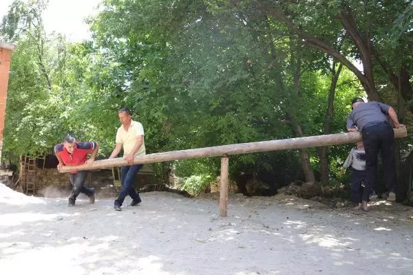 YOK OLMAYA YÜZ TUTAN 'CINGIRDAK' GELENEĞİNİ CANLANDIRDILAR YOK OLMAYA YÜZ TUTAN 'CINGIRDAK' GELENEĞİNİ CANLANDIRDILAR