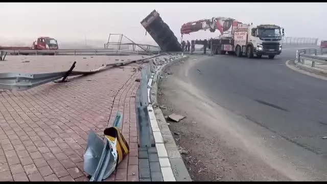 Yoldan çıkarak viyadükte askıda kalan tırın sürücüsü yaralandı Yoldan çıkarak viyadükte askıda kalan tırın sürücüsü yaralandı