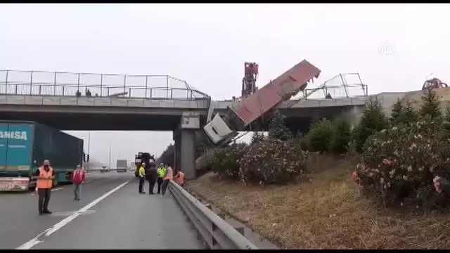 Yoldan çıkarak viyadükte askıda kalan tırın sürücüsü yaralandı Yoldan çıkarak viyadükte askıda kalan tırın sürücüsü yaralandı