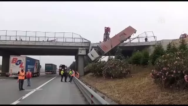 Yoldan çıkarak viyadükte askıda kalan tırın sürücüsü yaralandı Yoldan çıkarak viyadükte askıda kalan tırın sürücüsü yaralandı