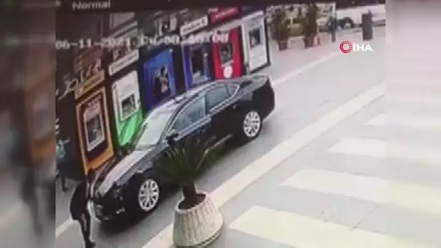 Yomra Belediye Başkanı Bıyık'ın silahlı saldırıya uğradığı anlara ilişkin görüntüler ortaya çıktı Yomra Belediye Başkanı Bıyık'ın silahlı saldırıya uğradığı anlara ilişkin görüntüler ortaya çıktı