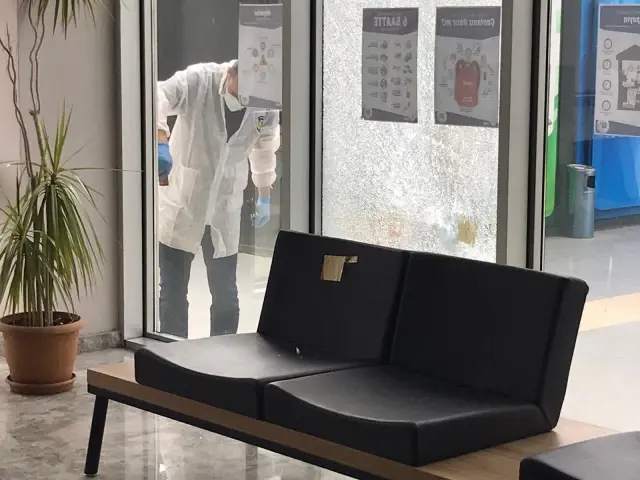 Vali Ustaoğlu, Yomra Belediye Başkanı Bıyık'a düzenlenen silahlı saldırı sonrası olay yerine geldi Vali Ustaoğlu, Yomra Belediye Başkanı Bıyık'a düzenlenen silahlı saldırı sonrası olay yerine geldi
