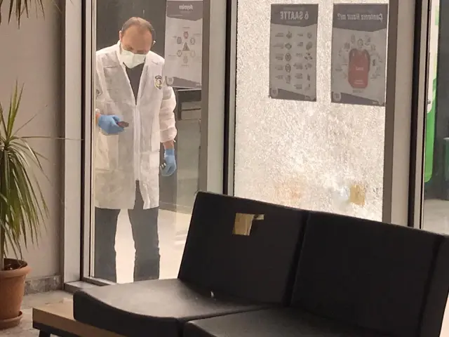 Vali Ustaoğlu, Yomra Belediye Başkanı Bıyık'a düzenlenen silahlı saldırı sonrası olay yerine geldi Vali Ustaoğlu, Yomra Belediye Başkanı Bıyık'a düzenlenen silahlı saldırı sonrası olay yerine geldi