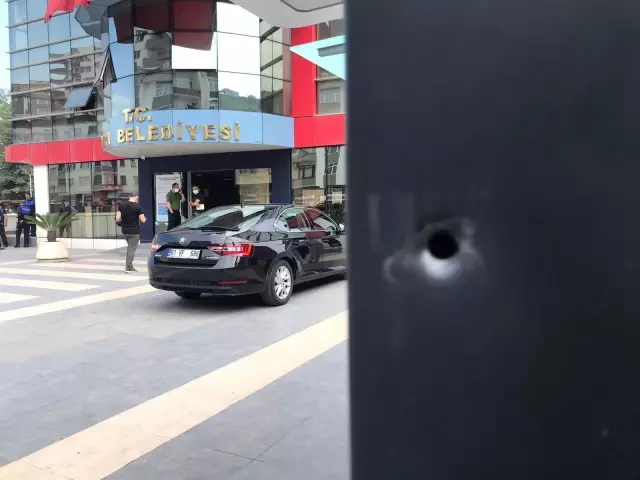 Vali Ustaoğlu, Yomra Belediye Başkanı Bıyık'a düzenlenen silahlı saldırı sonrası olay yerine geldi Vali Ustaoğlu, Yomra Belediye Başkanı Bıyık'a düzenlenen silahlı saldırı sonrası olay yerine geldi