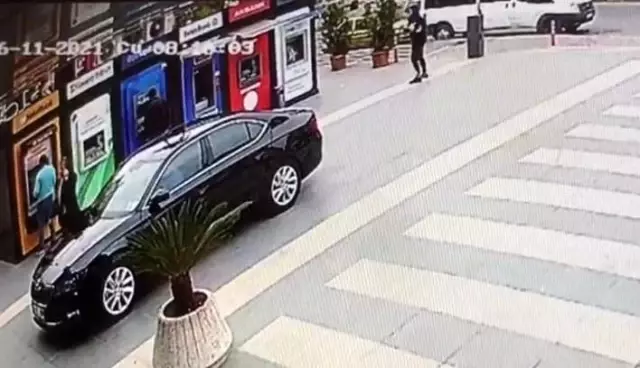 Son dakika haber... Yomra'da Belediye Başkanı Bıyık'a silahlı saldırı anı güvenlik kameralarına saniye saniye yansıdı Son dakika haber... Yomra'da Belediye Başkanı Bıyık'a silahlı saldırı anı güvenlik kameralarına saniye saniye yansıdı