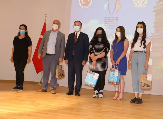 Yozgat'ta nisan ve mayıs ayında en çok kitap okuyan öğrenci ve veliler ödüllendirildi Yozgat'ta nisan ve mayıs ayında en çok kitap okuyan öğrenci ve veliler ödüllendirildi