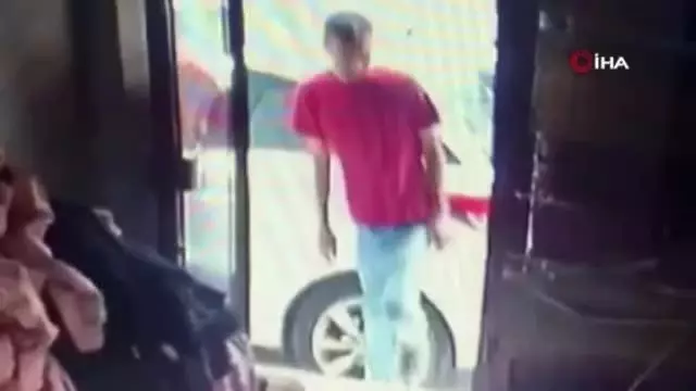 Zeytinburnu'nda soğukkanlı hırsız kamerada Zeytinburnu'nda soğukkanlı hırsız kamerada